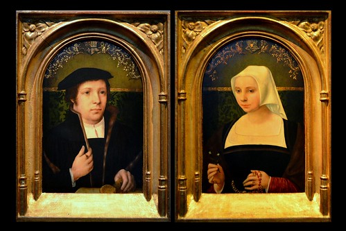 Flickr Les grands-parents paternels de Rubens command&egrave;rent leur portrait pour f&ecirc;ter leur mariage. 
Bartholomeus Rubens montre fi&egrave;rement deux morceaux de gomme arabique, produit auquel on pr&ecirc;tait de multiples vertus m&eacute;dicinales et qui rappellent son m&eacute;tier d'apothicaire.
Barbara Arents &eacute;tait issue de la noblesse. Elle tient deux violettes dans la main droite et un rosaire dans la main gauche, lesquels font r&eacute;f&eacute;rence &agrave; sa chastet&eacute; et sa pi&eacute;t&eacute;. Au dos de son portrait, figurent les armes d'alliance avec la date 1530. 
Leur fils unique, Jan Rubens (1530 - 1587), le p&egrave;re du peintre, &eacute;tait juriste et magistrat communal.

ENGLISH :
Bartholomeus Rubens and Barbara Arents, oil on panel, Jacob van Utrecht (1480 -?)
Paternal grandparents of Rubens commissioned their portrait to celebrate their marriage.
Bartholomeus Rubens proudly displays two pieces of gum arabic, product to which are lent many medicinal virtues and remind his apothecary.
Barbara Arents came from the nobility. She holds two violets in the right hand and a rosary in her left hand, which refers to her chastity and piety. At the back of her portrait are the arms of alliance with the date 1530.
Their only son, Jan Rubens (1530 - 1587), the father of the painter, was a lawyer and municipal judge.