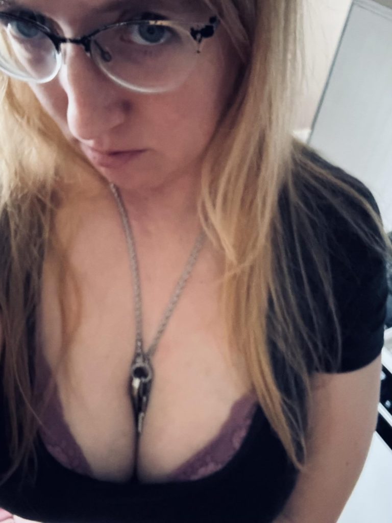 *; Cette cage est encore mieux sur ma bite.