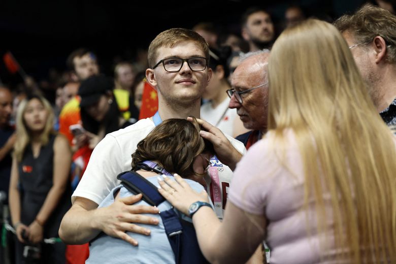 Jean-Paul Martinet, au centre, tout près d’Alexis et du clan Lebrun lors de la médaille de bronze de Félix en simple aux JO de Paris.