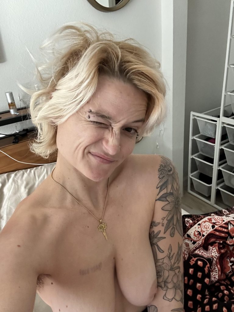 Reddit (*): Ai-je à peine dormi la nuit précédente et essayé de faire une sieste, mais de devenir excité et de décider de monter le visage endormi de mon Cucky à la place? Maaayyybbeeee