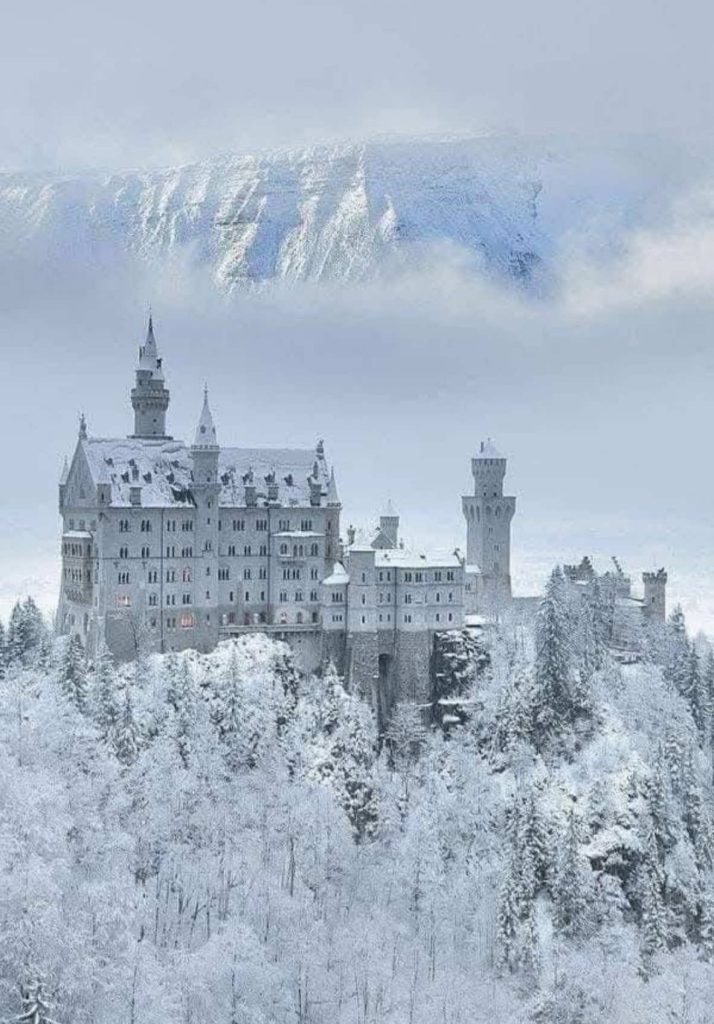 純潔; Le château allemand de Neuschwanstein allemand est comme un monde de conte de fées purs. Aucun pays dans le monde n’a tellement de châteaux comme l’Allemagne. Parmi les nombreux châteaux, le plus célèbre est le château de Neuschwanstein situé dans les contreforts des Alpes au sud de Munich. nouveau