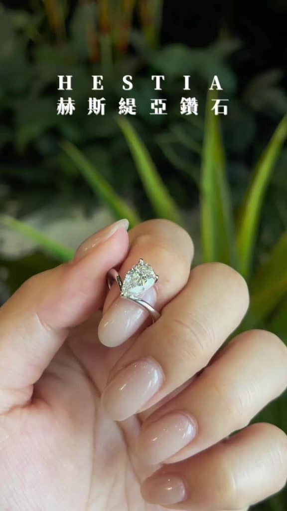 純潔,| L’amour de l’eau | aussi pur que l’eau, brillant comme la lumière, inspiré par l’écoulement et la pureté de l’eau. Le diamant principal est comme une gouttelette d’eau cristalline, émettant une lumière profonde. La table des anneaux est conçue de manière exquise, comme si l’eau coule élégamment sur vos doigts, créant un sens du mouvement
sur Tiktok