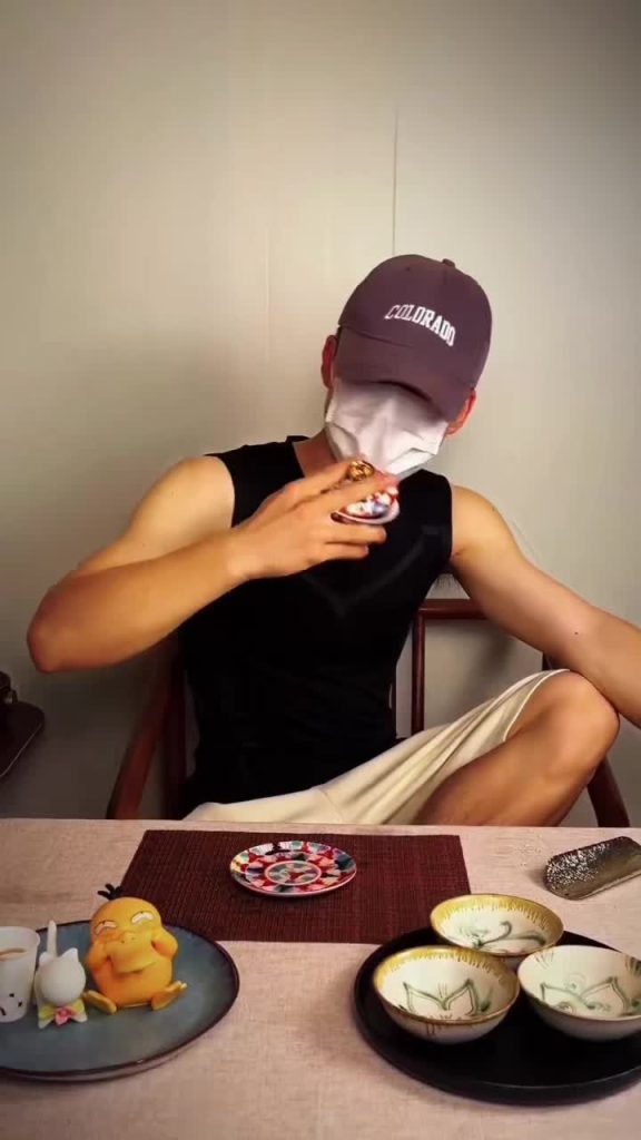 純潔,Un oncle qui a presque 50 ans, qui est célibataire depuis dix ans, est toujours très pur. Si vous me voyez, que voulez-vous me dire?
sur Tiktok