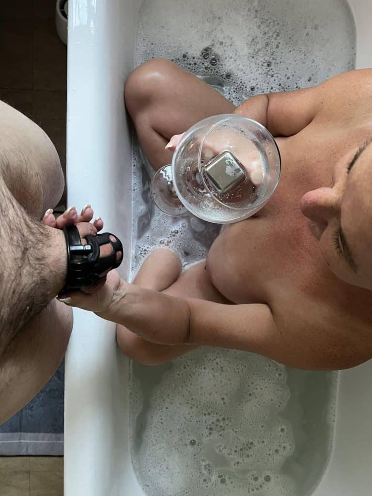 *,La soirée parfaite – après une dure journée de travail, il m’a couru un bain à la chandelle, mis de la musique, m’a versé un verre et a préparé un dîner. Ensuite, il se penchera pour que je puisse frapper ses fesses avec mon tawse antique!

 sur Reddit