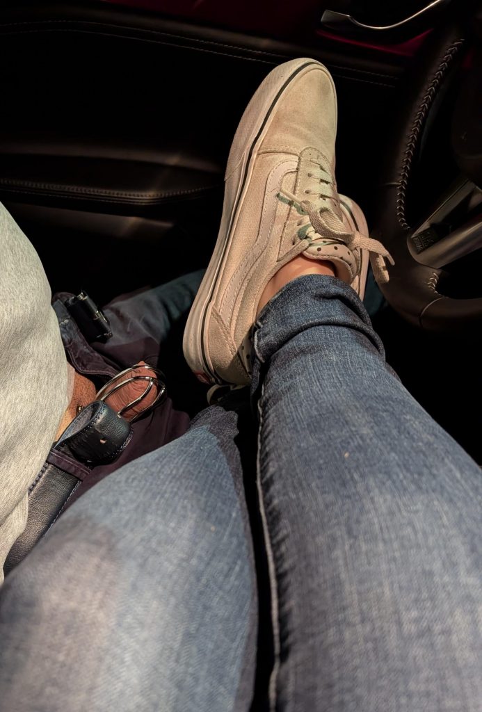 *; Pour célébrer la nouvelle cage métallique, je lui ai dit de me gâter avec un rendez-vous pendant qu’il est enfermé pour moi 😘❤️