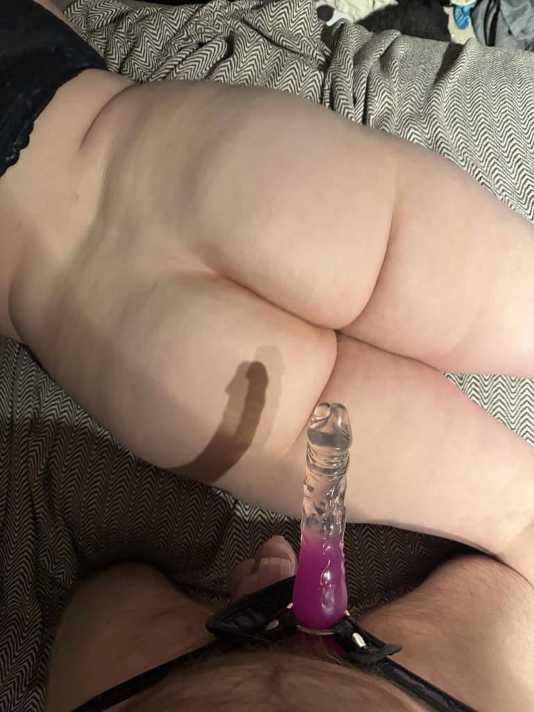 Reddit (*): La femme m’a fait baiser avec la sangle pendant que je suis en cage parce que je suis si petit