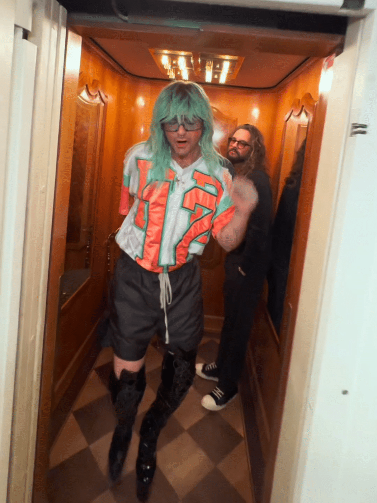 自己愛,OH MON DIEU! Notre nouveau single «How To Love» sortira déjà la semaine prochaine! Aime voir
 sur Tiktok