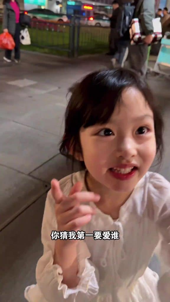 自己愛; Aimez d’abord votre prochain, aimez-vous d’abord. Ma fille comprend cette vérité à un si jeune âge. Je suis tellement heureux.