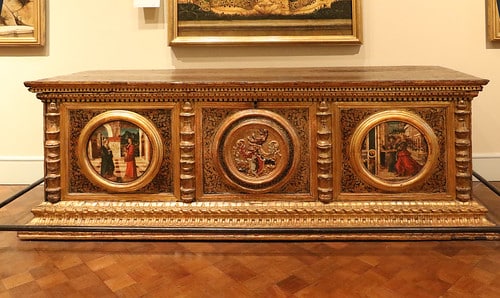 Flickr (Castità): Bartolomeo Cincani dit « il Montagna » (Orzinuovi, 1449/1450 – Vicence, 1523) – Cassone (1492) – bois de noyer (dorure, sculpté, peinture à la détrempe) hauteur 70 cm ; longueur 208 cm ; profondeur 79 cm ; (diamètre rond 29 cm) ; – Musée Poldi Pezzoli, Mil