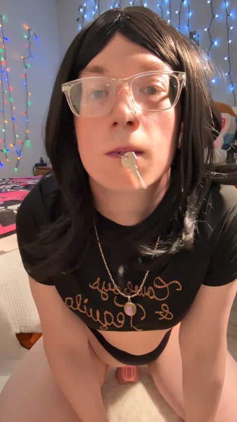 *; S’il vous plaît, enlevez les clés de ma cage de chasteté !