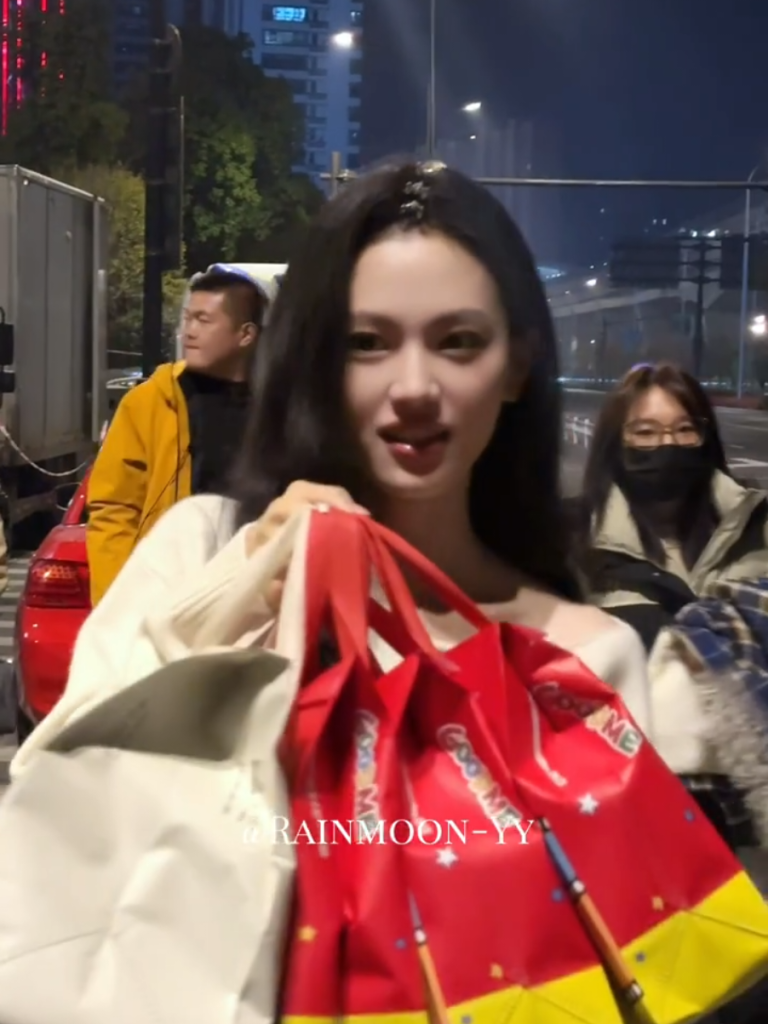 贞洁,Notre bébé Thu Bao est allé travailler ce soir, il a acheté des boissons pour les fans venus le soutenir.
 sur Tiktok