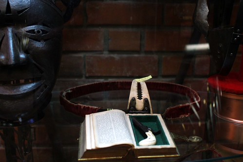 castidade,Ceinture de chasteté et faux étui à pistolet biblique
 sur Flickr