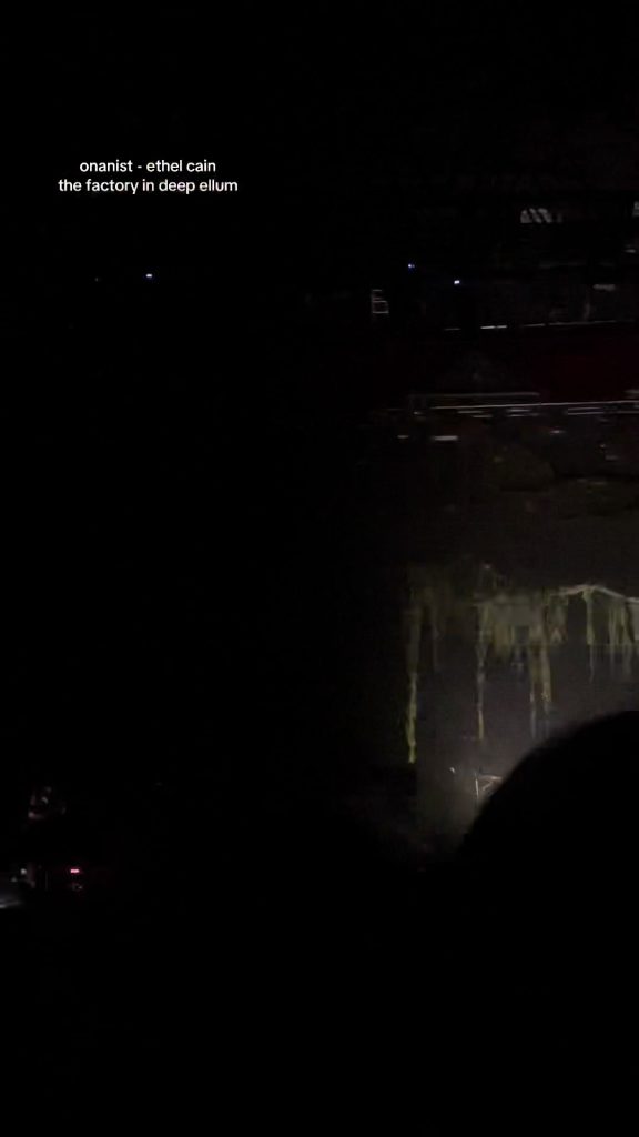 onanista; Hayden me manque énormément. Quoi qu’il en soit, j’adore cette chanson, ce concert était incroyable