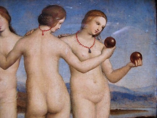 Flickr Les Trois Grâces (vers 1501-1505) est un petit tableau du peintre italien de la Haute Renaissance Raphaël. Il est conservé au Musée Condé, Chantilly, France. Les pouvoirs figuratifs que Raphaël développa à Florence conduisirent à une conception plus synthétique de la forme et à un raffinement de l'expression intellectuelle, visibles dans les peintures du Rêve du chevalier et des Trois Grâces. Les critiques pensent que les deux panneaux pourraient avoir formé un seul diptyque offert à Scipione di Tommaso Borghese à sa naissance, en 1493. Le thème des peintures pourrait être tiré du poème latin Punica de Silius Italicus, bien connu dans l'Antiquité et que la culture humaniste a rendu célèbre. Dans le premier panneau, Scipion, le chevalier endormi, doit choisir entre Vénus (plaisir) et Minerve (vertu) ; dans la seconde, les Grâces récompensent son choix de vertu par les Pommes d'Or des Hespérides. Les thèmes classiques étaient appréciés par les mécènes florentins contemporains. La composition est dominée par un sentiment de grande harmonie. Les Trois Grâces sont la personnification de la grâce et de la beauté et les servantes de plusieurs déesses. En art, elles sont souvent les servantes de Vénus, partageant plusieurs de ses attributs comme la rose, le myrte, la pomme et le dé. Leurs noms selon Hésiode (Théogonie 905) étaient Aglaia, Euphrosyne et Thalia. Ils sont généralement regroupés de manière à ce que les deux personnages extérieurs soient face au spectateur et que celui du milieu soit tourné vers l'extérieur. C'était leur forme antique, connue et copiée par la Renaissance. Le groupe a fait l'objet de nombreuses allégories à différentes époques. Sénèque (De Beneficiis, 1.3:2) les décrit comme des jeunes filles souriantes, nues ou vêtues de manière transparente, qui représentaient le triple aspect de la générosité : donner, recevoir et rendre des cadeaux ou des avantages : ut una sit quae det beneficium, altera quae accipiat, tertia quae reddat. Les philosophes humanistes florentins du XVe siècle y voyaient trois phases de l'amour : la beauté, suscitant le désir, conduisant à l'épanouissement ; alternativement, comme personnification de la Chasteté, de la Beauté et de l'Amour, peut-être avec l'inscription "Chasteté, Beauté, Amour."
Les Trois Grâces est la première étude de Raphaël sur le nu féminin, vue de face et de dos. Cependant, il n'est probablement pas basé sur des modèles vivants, mais directement ou indirectement sur le groupe de sculptures classiques des Trois Grâces de la Bibliothèque Piccolomini du Duomo de Sienne. Voir également trois autres versions : le panneau de Francesco Cossa dans Allégorie d'avril (vers 1450) L'évocation classique de Botticelli (1482) dans Primavera Le traitement maniériste de Jacopo Pontormo au milieu du XVIe siècle