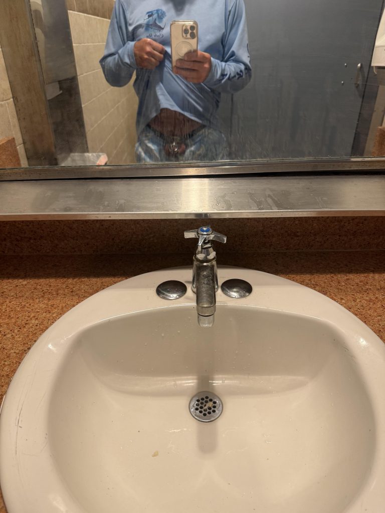 *; Contrôle de chasteté aux toilettes de la plage