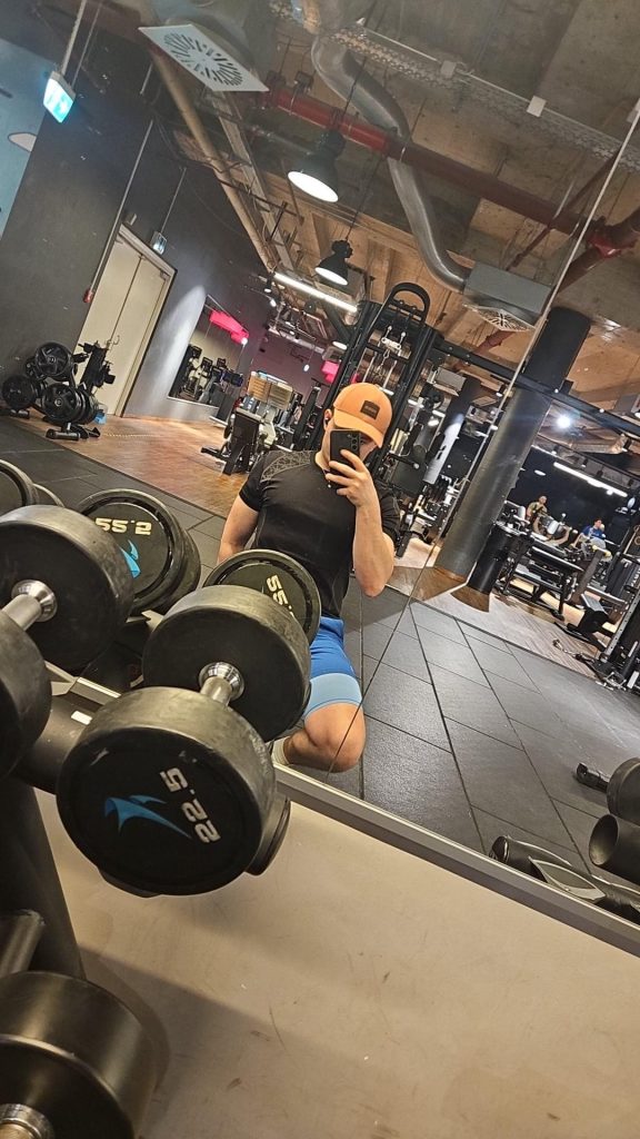 *; En cage dans le gymnase 🥵🥵
