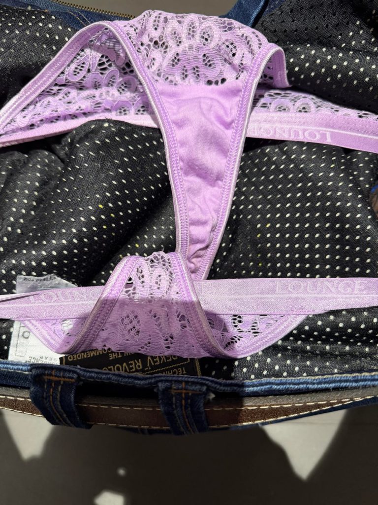 *,Je me mets en cage une fois au bureau dans ma culotte en dentelle violette.
sur Reddit